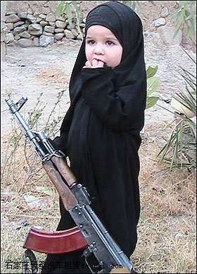 伊斯兰激进组织宣传照：儿童拿AK-47当玩具