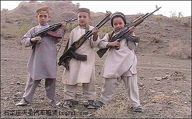 伊斯兰激进组织宣传照：儿童拿AK-47当玩具