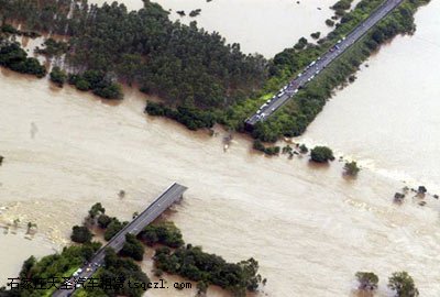 这是1月5日拍摄的巴西阿古杜市附近雅库伊河上一座被洪水冲垮的桥梁。