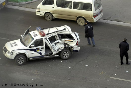 面对警方数十辆警车和数十名民警的截击，犯罪嫌疑人撞向其中3辆警车，导致4名民警受伤。