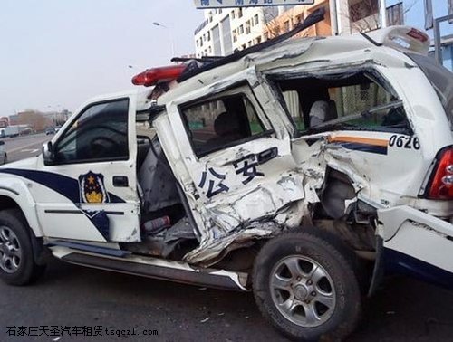 被撞坏的警车。(图片来源：新华网)