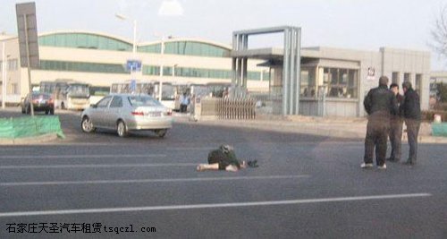一人倒在路中。(图片来源：新华网)