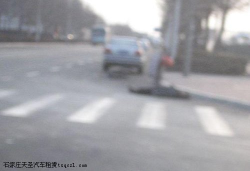车祸现场。(图片来源：新华网)