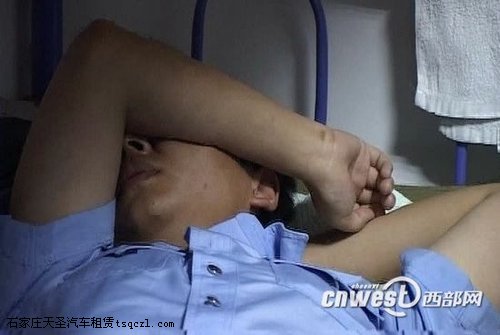 西安一交警中队长驾车违章后怒打执法交警(图)