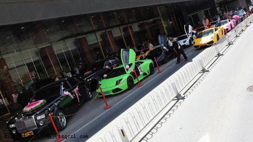 12辆豪华跑车组婚车队遮号牌在北京长安街被拦