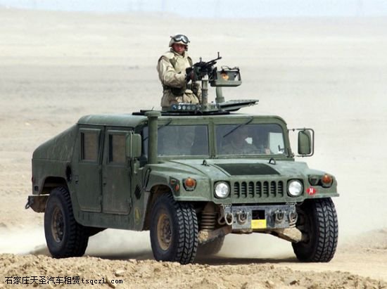 军用版的Humvee 军用版的Humvee