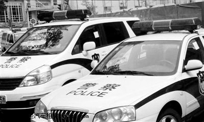 市民微博直播 海淀派出所十余警车被贴罚单