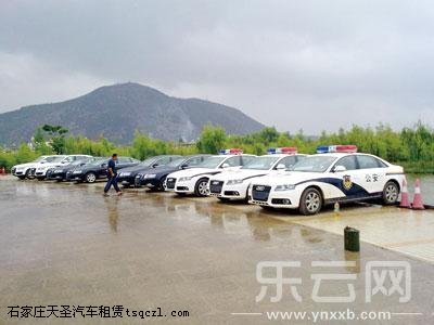 云南丽江现奥迪警车遭围观 警方称只是展销车